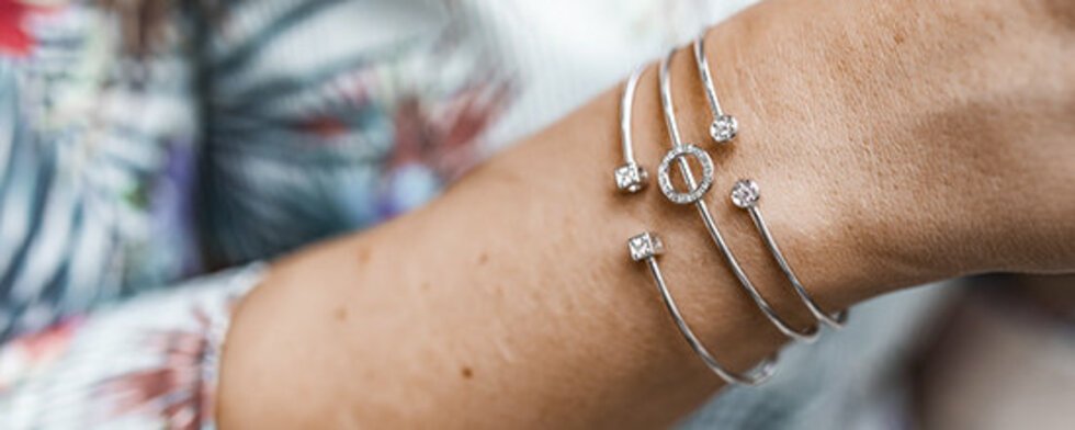 V hlavnej úlohe minimalizmus: Ako vyberať a nosiť minimalistické šperky?