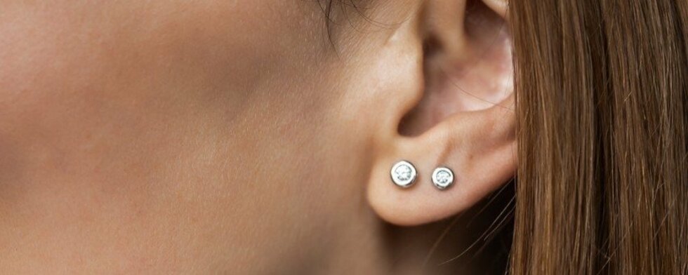 Keď jedna náušnica nestačí: Všetko, čo potrebujete vedieť o piercingu do ucha