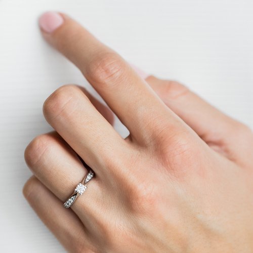 Zásnubný prsteň LOVE 069